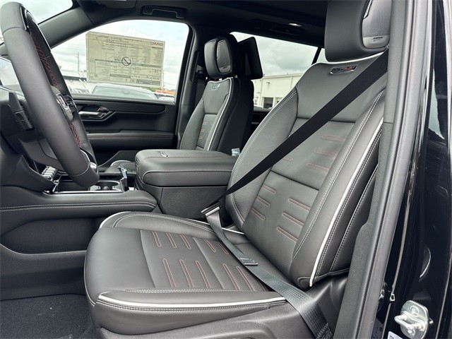 GMC Yukon XL Vehicle Full-screen Gallery Image 11