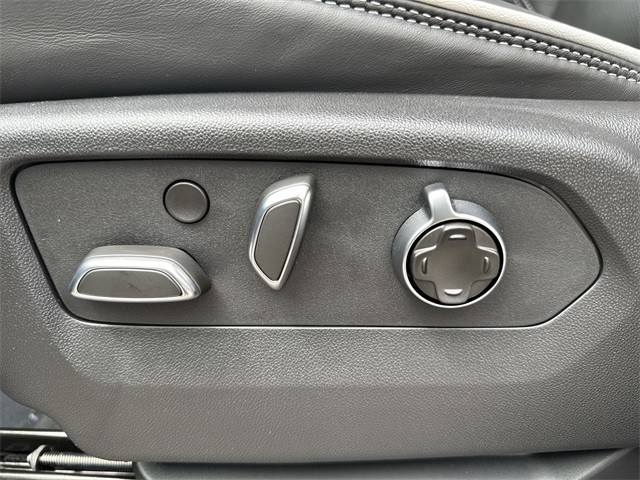 GMC Yukon XL Vehicle Full-screen Gallery Image 12