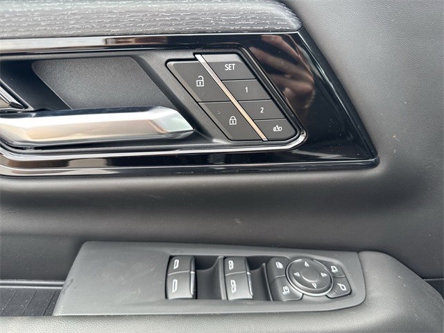 GMC Yukon XL Vehicle Full-screen Gallery Image 13
