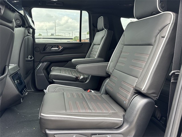 GMC Yukon XL Vehicle Full-screen Gallery Image 23