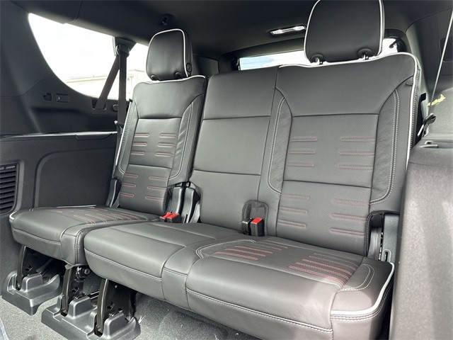 GMC Yukon XL Vehicle Full-screen Gallery Image 24