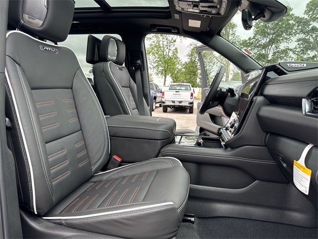 GMC Yukon XL Vehicle Full-screen Gallery Image 26