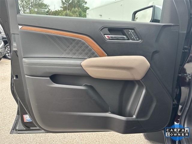 GMC Canyon Vehicle Full-screen Gallery Image 26