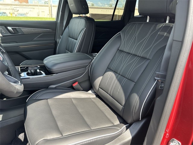 Buick Enclave Vehicle Full-screen Gallery Image 11