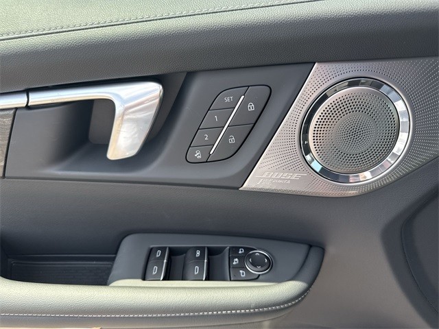 Buick Enclave Vehicle Full-screen Gallery Image 13