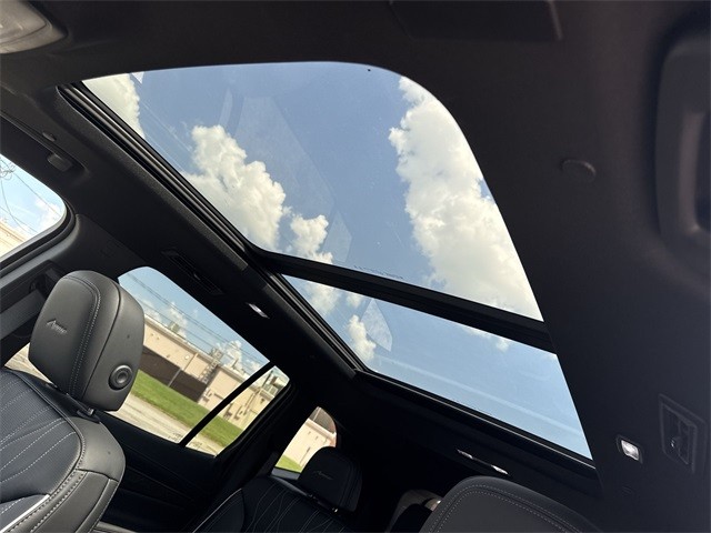 Buick Enclave Vehicle Full-screen Gallery Image 22