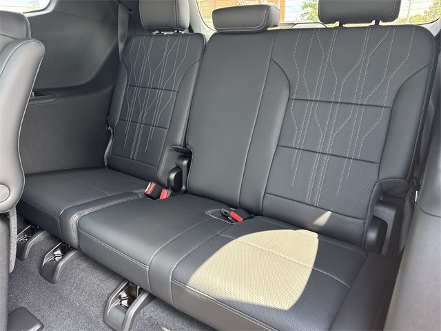 Buick Enclave Vehicle Full-screen Gallery Image 24