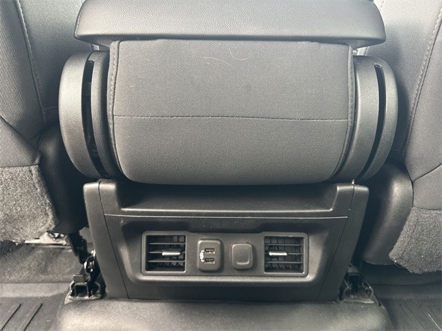 Chevrolet Silverado 1500 Vehicle Full-screen Gallery Image 24