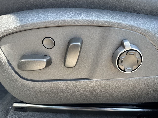 Buick Enclave Vehicle Full-screen Gallery Image 12