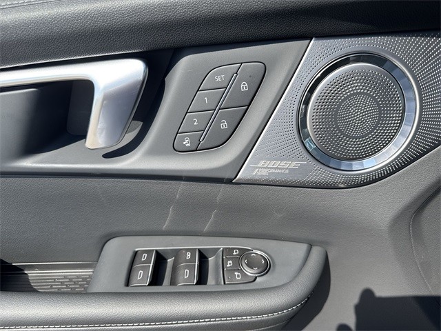 Buick Enclave Vehicle Full-screen Gallery Image 13