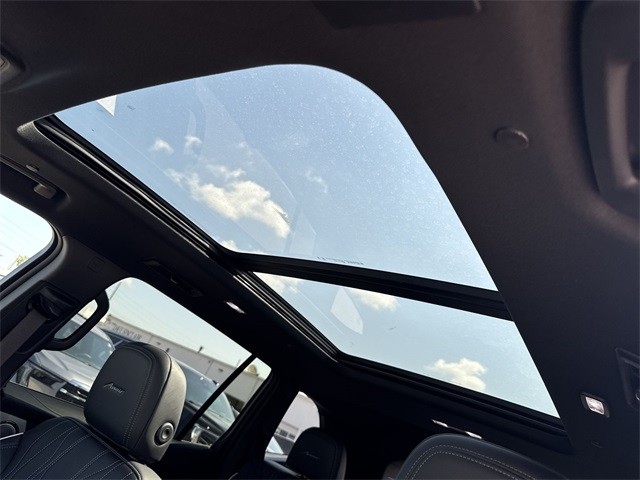 Buick Enclave Vehicle Full-screen Gallery Image 22