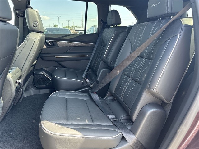 Buick Enclave Vehicle Full-screen Gallery Image 23