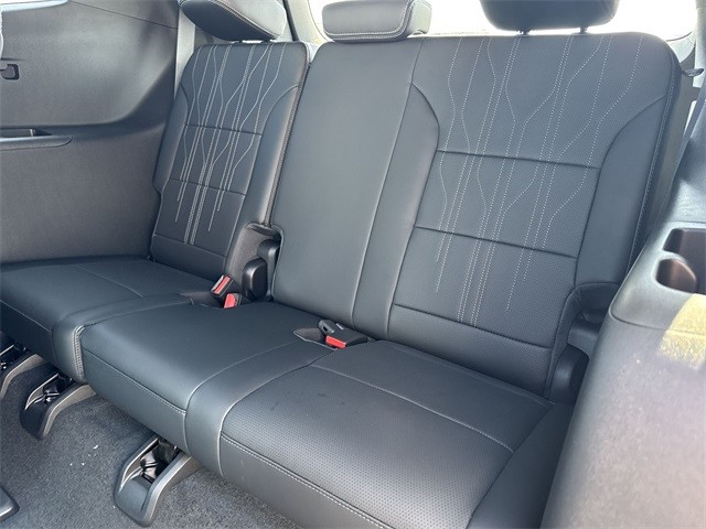 Buick Enclave Vehicle Full-screen Gallery Image 24