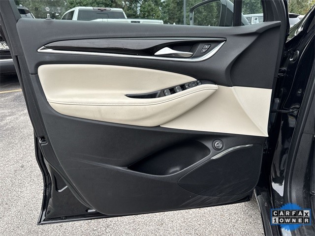 Buick Enclave Vehicle Full-screen Gallery Image 25