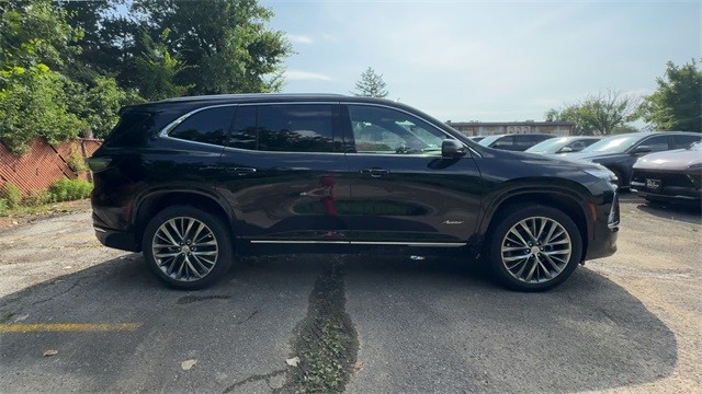 Buick Enclave Vehicle Full-screen Gallery Image 09