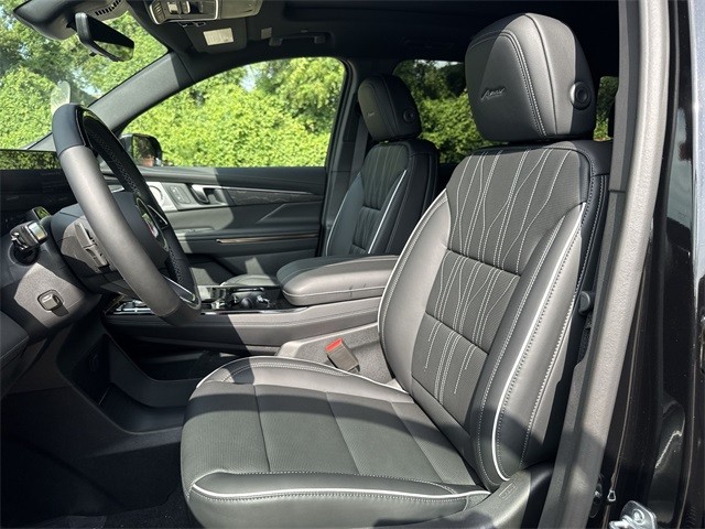 Buick Enclave Vehicle Full-screen Gallery Image 11