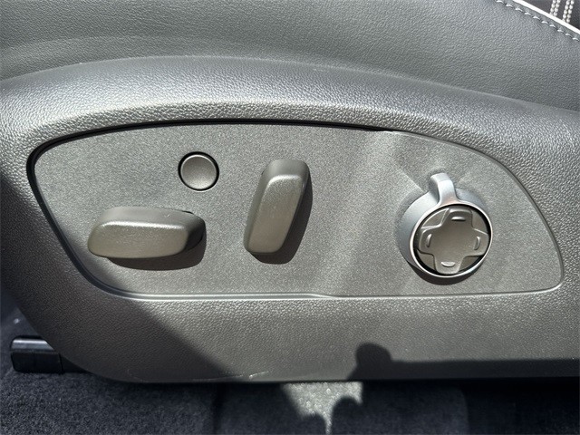 Buick Enclave Vehicle Full-screen Gallery Image 12