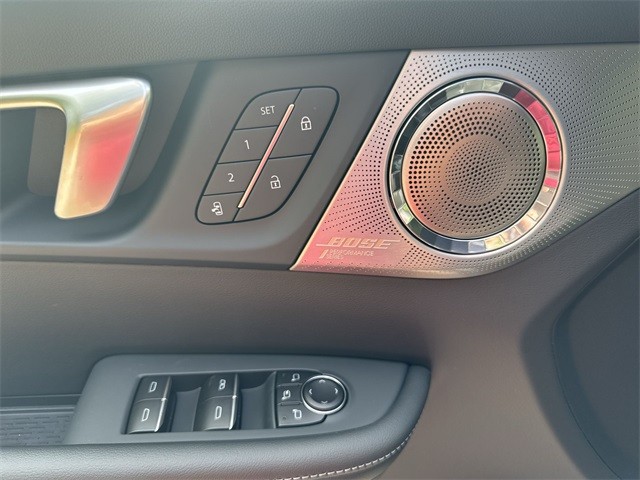 Buick Enclave Vehicle Full-screen Gallery Image 13