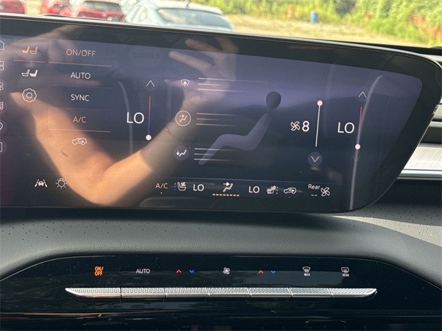 Buick Enclave Vehicle Full-screen Gallery Image 19
