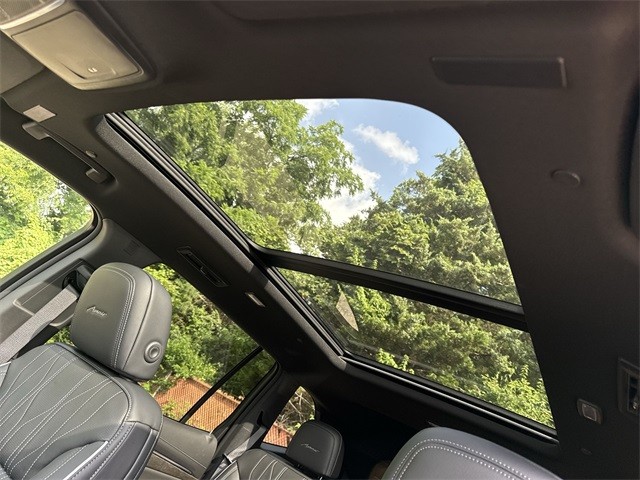 Buick Enclave Vehicle Full-screen Gallery Image 22
