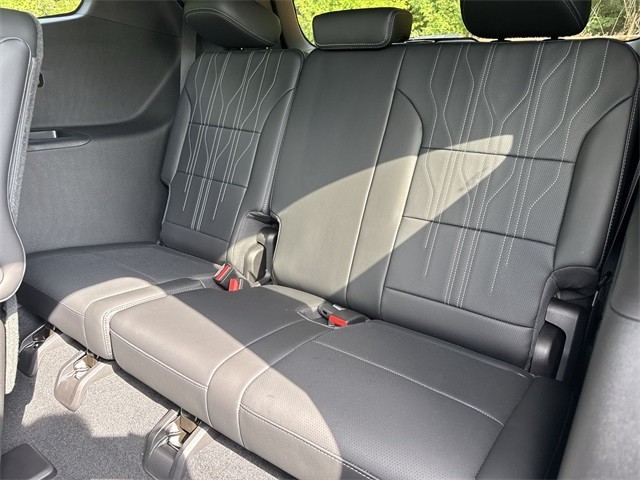 Buick Enclave Vehicle Full-screen Gallery Image 24