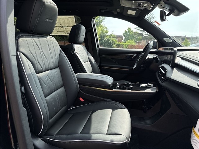 Buick Enclave Vehicle Full-screen Gallery Image 26