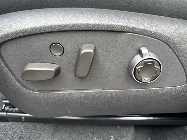 Buick Enclave Vehicle Full-screen Gallery Image 12