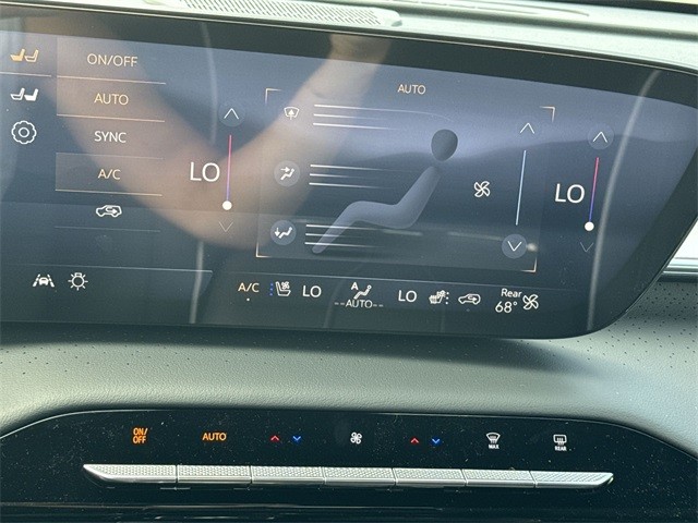 Buick Enclave Vehicle Full-screen Gallery Image 19