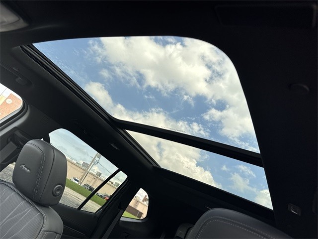 Buick Enclave Vehicle Full-screen Gallery Image 22