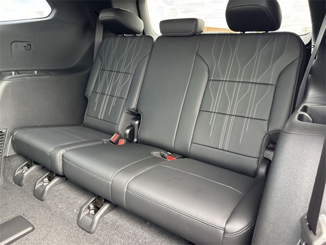 Buick Enclave Vehicle Full-screen Gallery Image 24