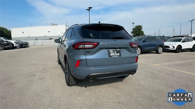 Ford Escape Vehicle Full-screen Gallery Image 09