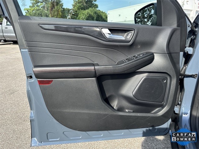 Ford Escape Vehicle Full-screen Gallery Image 26