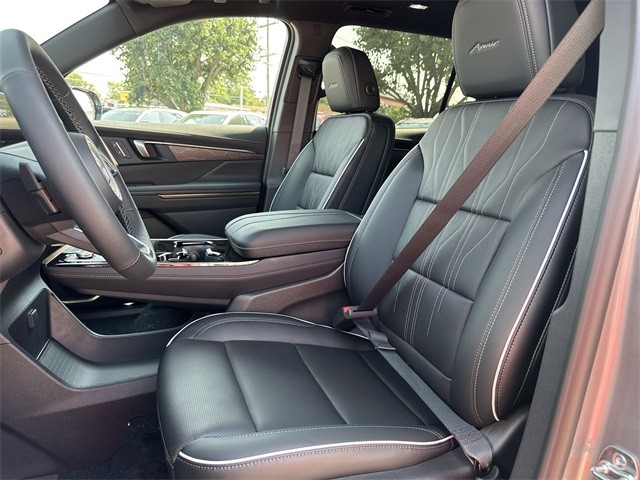 Buick Enclave Vehicle Full-screen Gallery Image 11