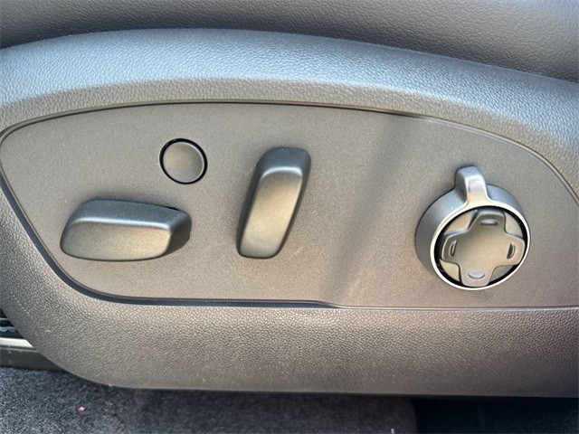 Buick Enclave Vehicle Full-screen Gallery Image 12