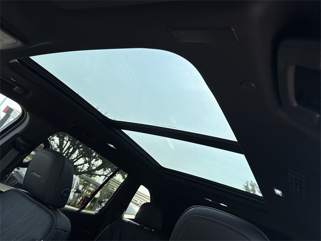 Buick Enclave Vehicle Full-screen Gallery Image 22