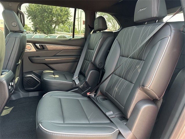 Buick Enclave Vehicle Full-screen Gallery Image 23