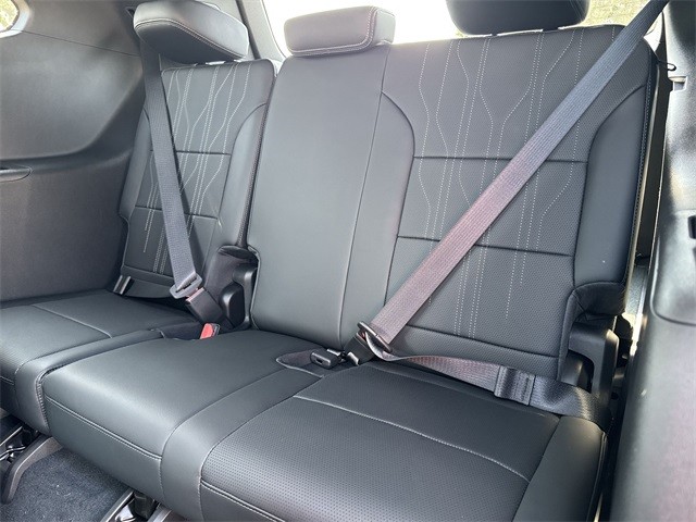 Buick Enclave Vehicle Full-screen Gallery Image 24