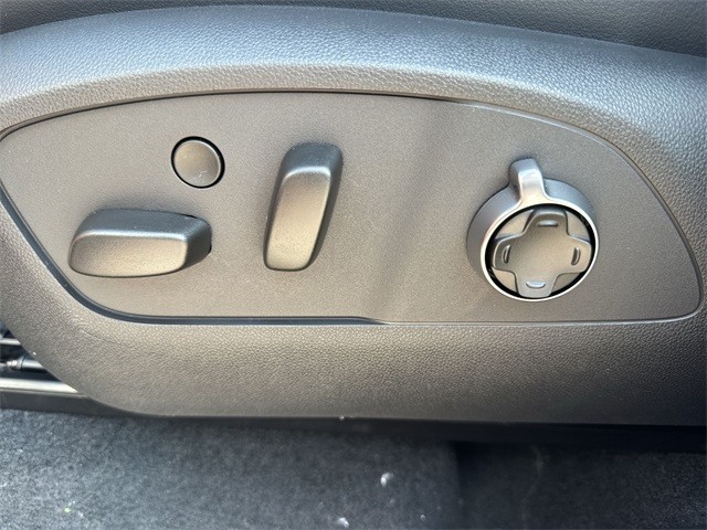 Buick Enclave Vehicle Full-screen Gallery Image 12