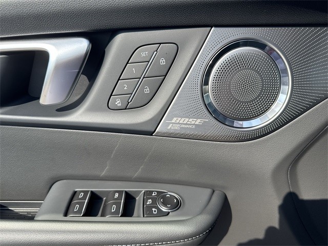 Buick Enclave Vehicle Full-screen Gallery Image 13
