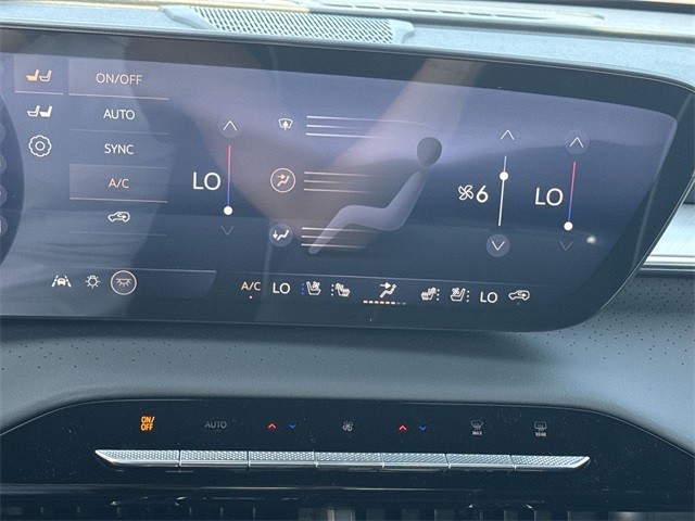 Buick Enclave Vehicle Full-screen Gallery Image 19