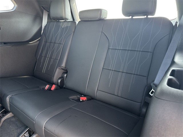 Buick Enclave Vehicle Full-screen Gallery Image 24