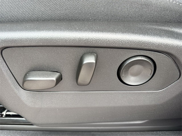 GMC Sierra 1500 Vehicle Full-screen Gallery Image 12