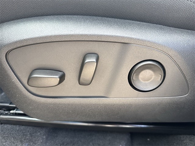 GMC Acadia Vehicle Full-screen Gallery Image 12