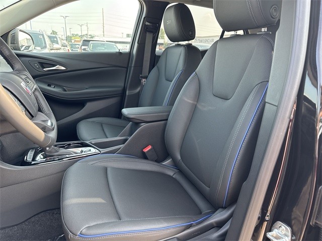 Buick Encore GX Vehicle Full-screen Gallery Image 11