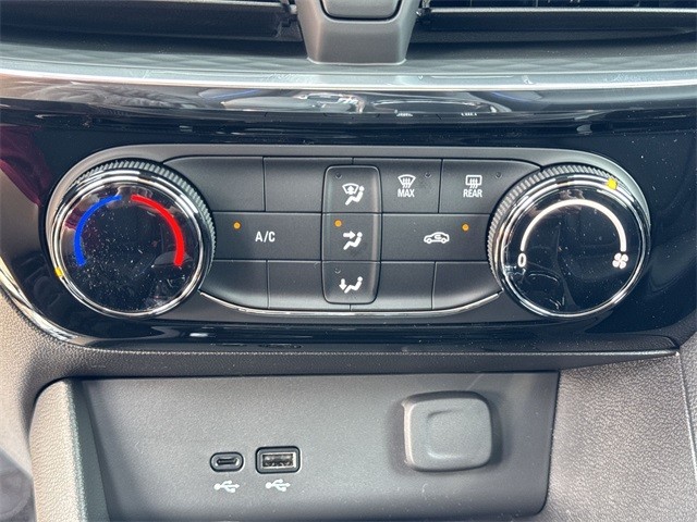 Buick Encore GX Vehicle Full-screen Gallery Image 18