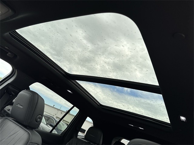 Buick Enclave Vehicle Full-screen Gallery Image 22
