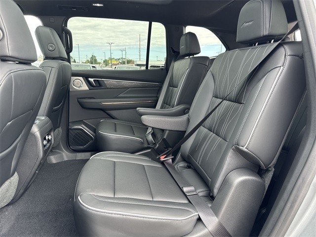 Buick Enclave Vehicle Full-screen Gallery Image 23