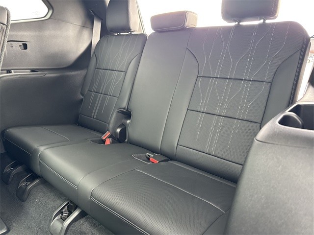 Buick Enclave Vehicle Full-screen Gallery Image 24
