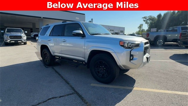 Toyota 4Runner Vehicle Full-screen Gallery Image 02