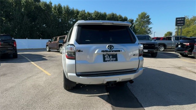 Toyota 4Runner Vehicle Full-screen Gallery Image 09